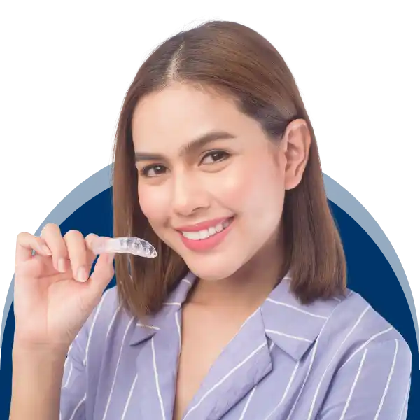 lady_holding_clear_aligners